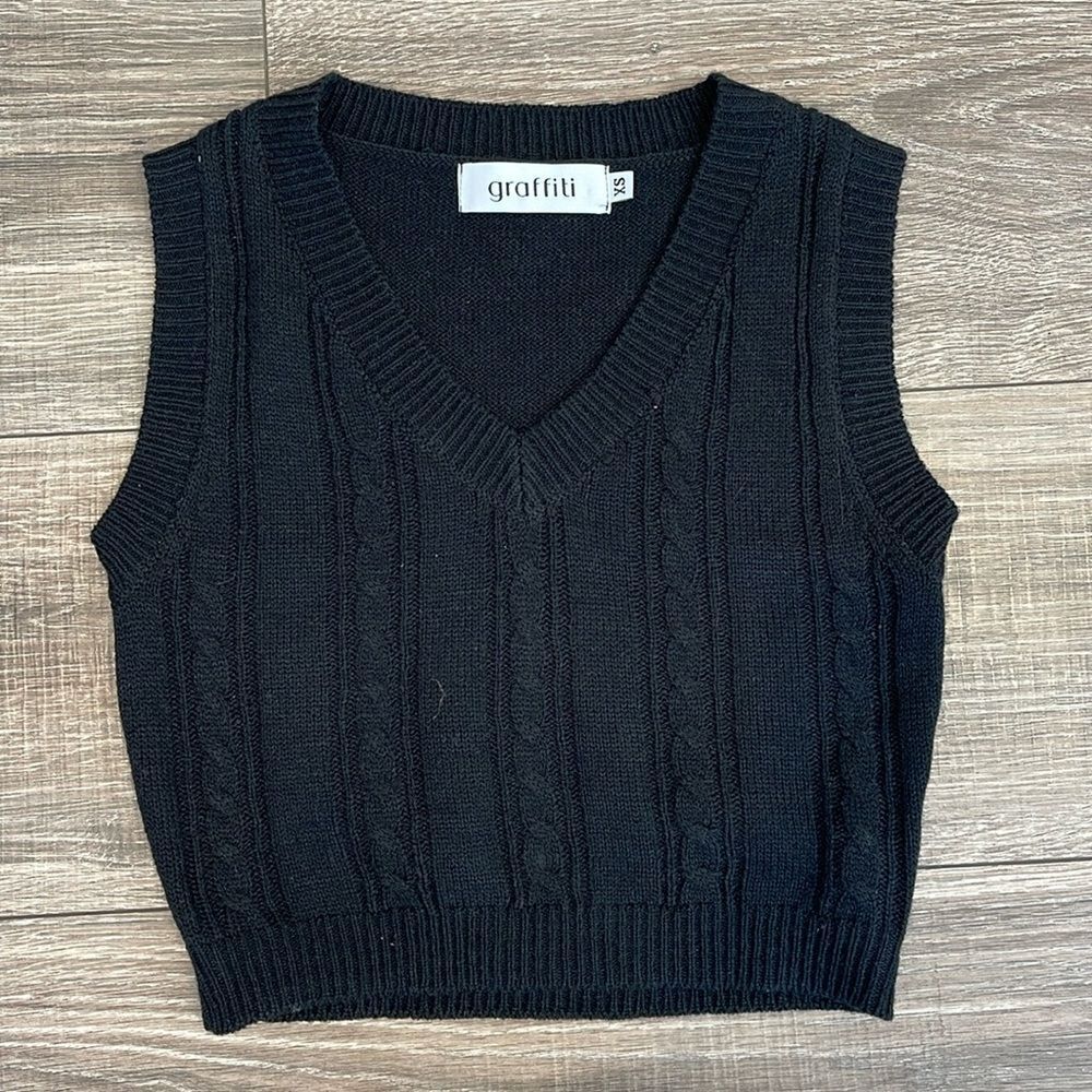 Cable Knit V-Neck Sleeveless Top
